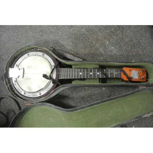 668 - A vintage cased SWANEE banjo Ukulele.