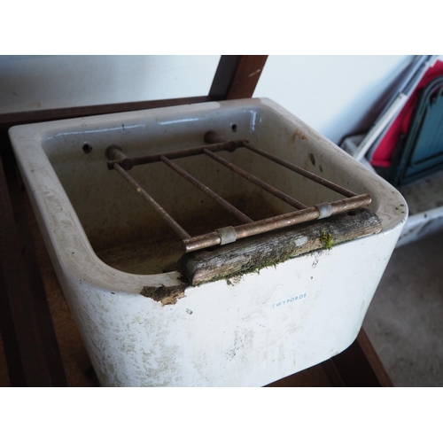 342 - A vintage butlers sink with rack.