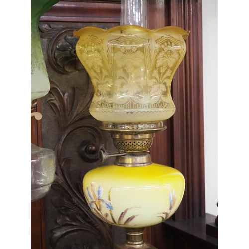 394 - A stunning antique oil lamp with brass base, hand painted font & etched amber glass shade (a/f).