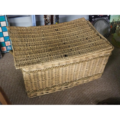 346 - A large wicker basket.