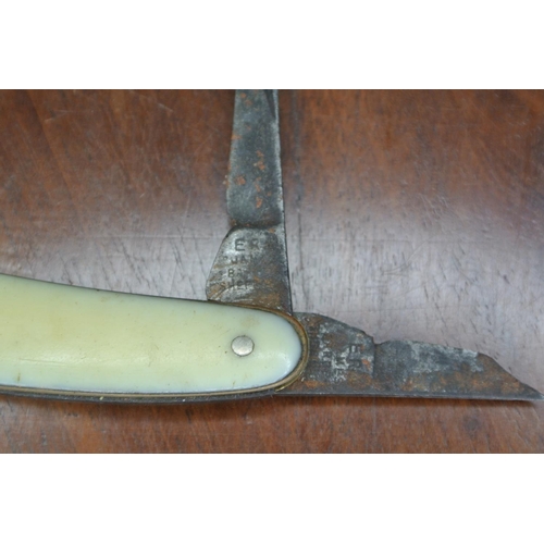 728 - A vintage James Barber Era pocket knife.
