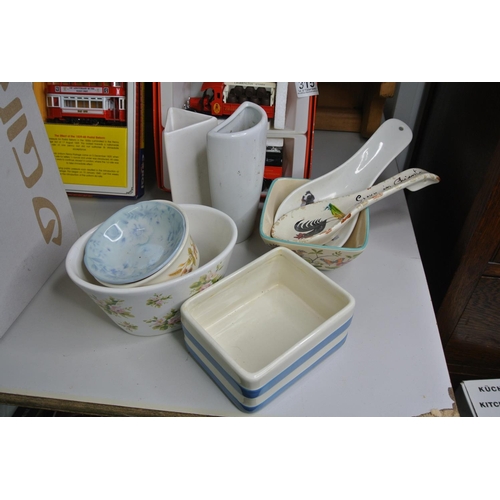 312 - A bo lot of vases and bowls