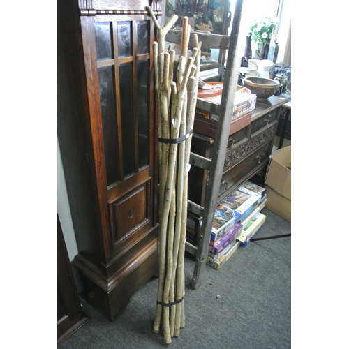 335 - A bundle of thumb sticks