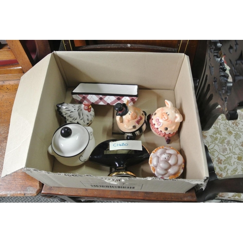 725 - A boxed lot of various ceramics