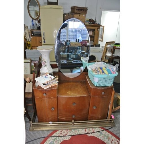 735 - A vintage dressing table with mirror