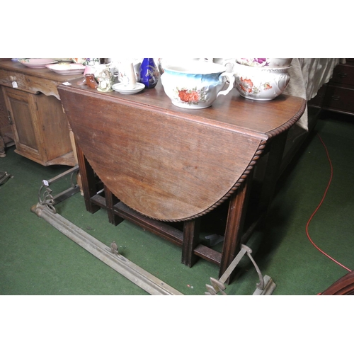 782 - A drop leaf oak table