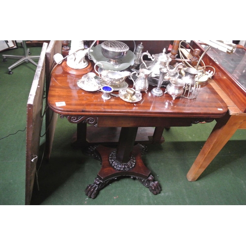 846 - A superb mahogany turnover leaf card table with claw feet