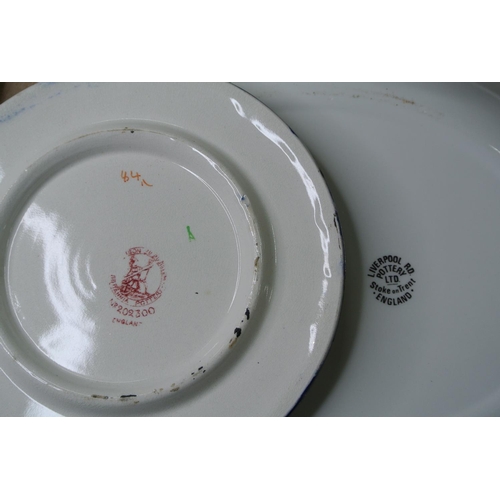 114 - A 2001 Hummel collectors plate & various other plates