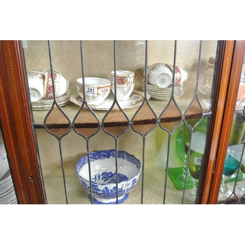 290 - An inlaid mahogany display cabinet with lead and coloured glass detail