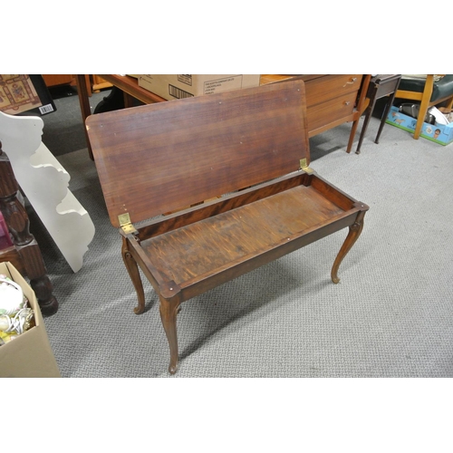 322 - A vintage 2 person piano stool.