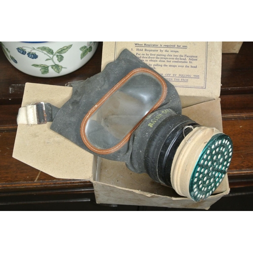 398 - A boxed vintage gas mask