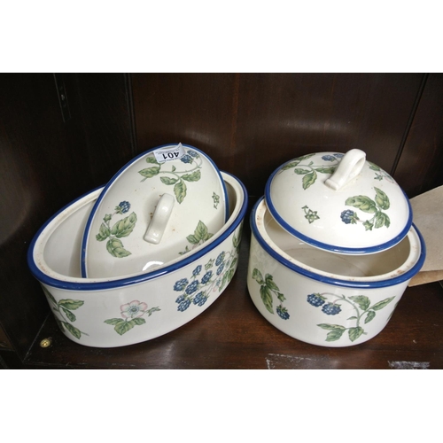 401 - A pair of Wedgewood lidded dishes