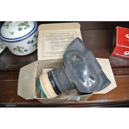 402 - A boxed vintage gas mask