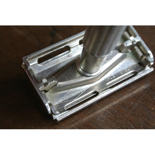 498 - A vintage safety razor