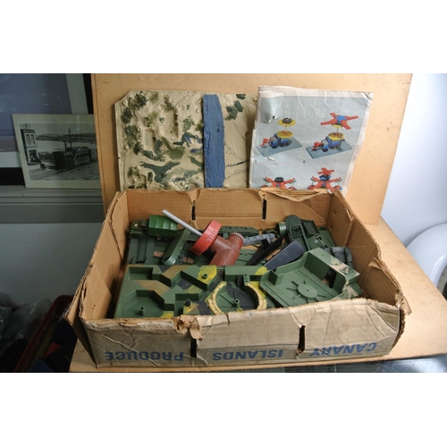 534 - A collection of vintage military toys.