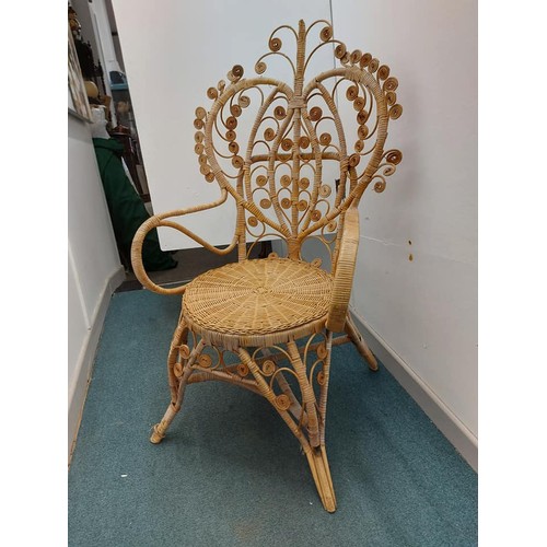 383B - A stunning vintage rattan peacock/throne chair.