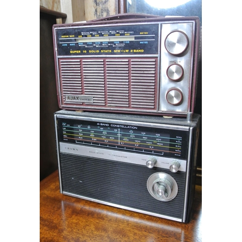 156 - A collection of vintage/ retro radios.