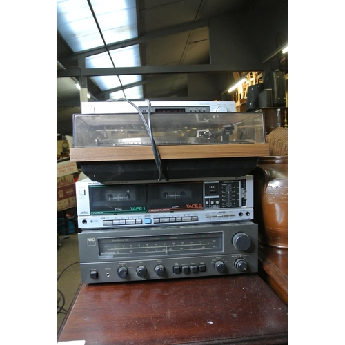 185 - An assortment of vintage audio equipment.