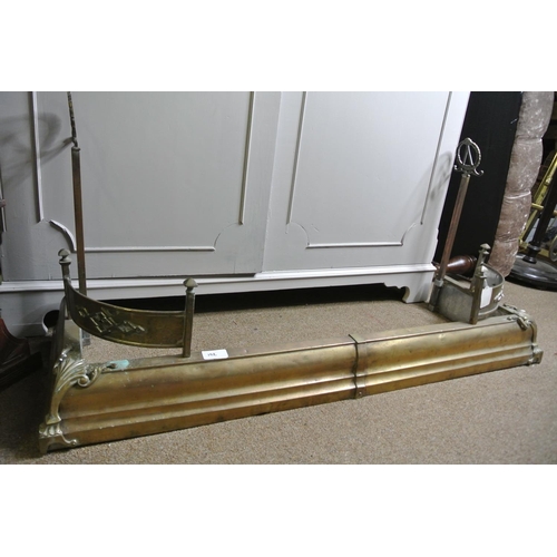 192 - A decorative antique brass fire fender.