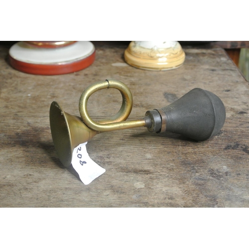 208 - A vintage/ classic car horn.