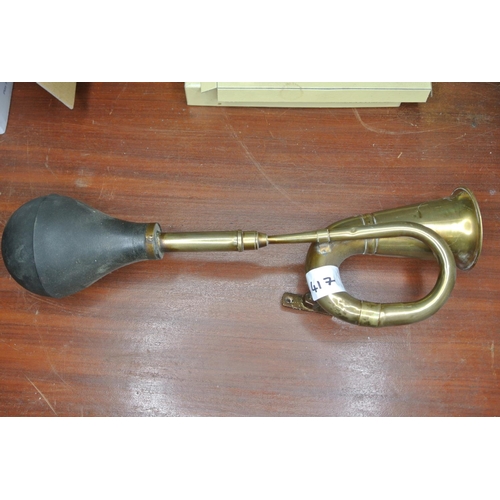 417 - A vintage/ antique brass car horn.