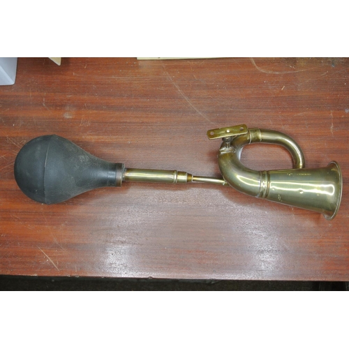 417 - A vintage/ antique brass car horn.