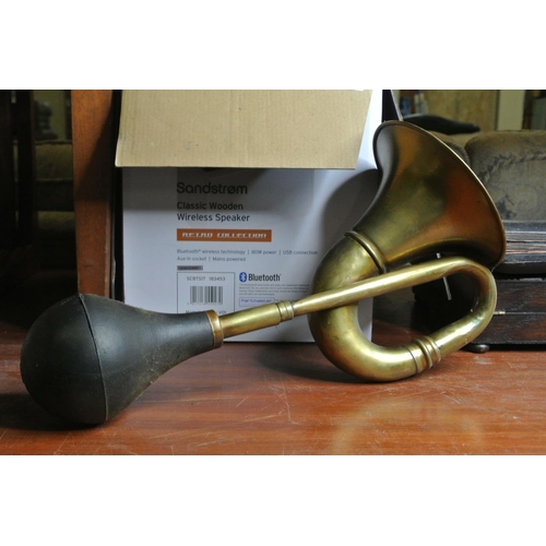 430 - An antique/ vintage brass car horn.