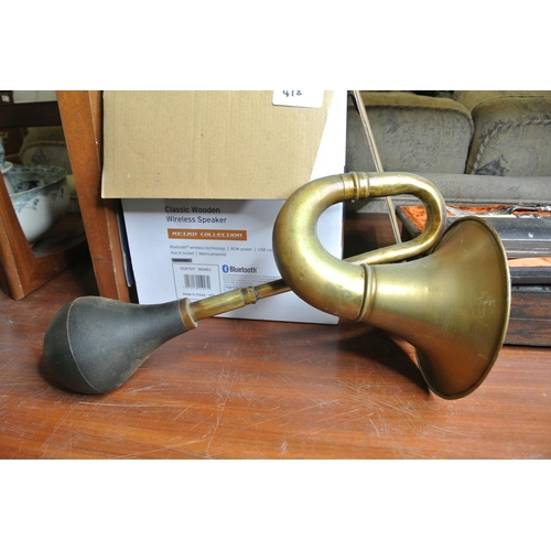 430 - An antique/ vintage brass car horn.