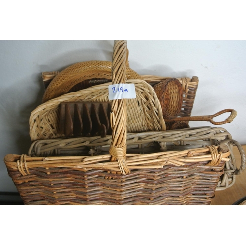 218a - A good lot of assorted wicker baskets