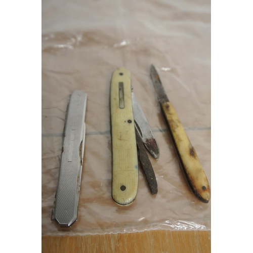 301 - A collection of vintage / antique pocket knives to include markers such as 'Richards Lampost' and mo... 