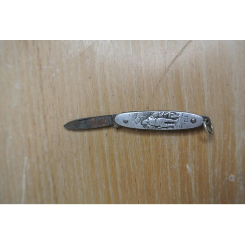 301 - A collection of vintage / antique pocket knives to include markers such as 'Richards Lampost' and mo... 