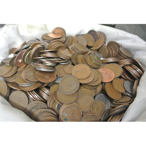 362 - A large assortment of various vintage coinage.