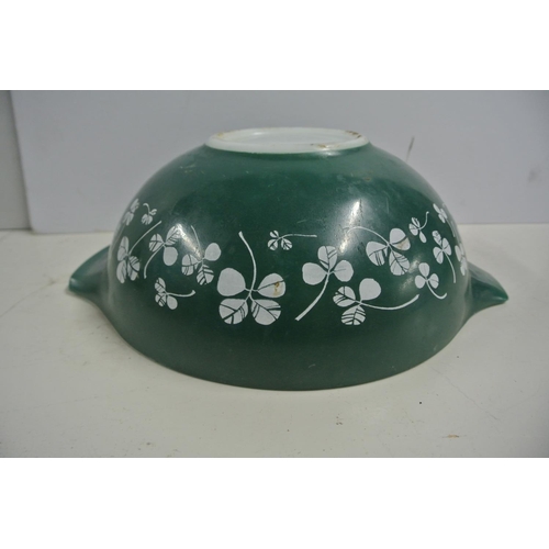 445 - A vintage 1960s Pyrex Cinderella mixing bowl in the Green Shamrock design.