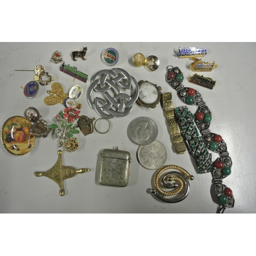 453 - An assortment of items to include costume jewellery, coins, a vesta case, badges and more