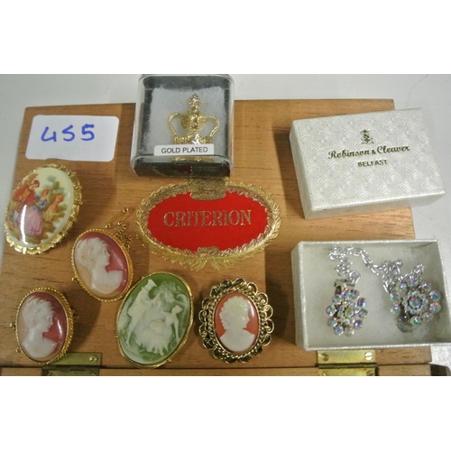 455 - A collection of costume jewellery held inside a vintage cigar box, to include cameos, rings and more