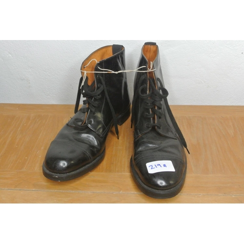 219A - A pair of military leather boots