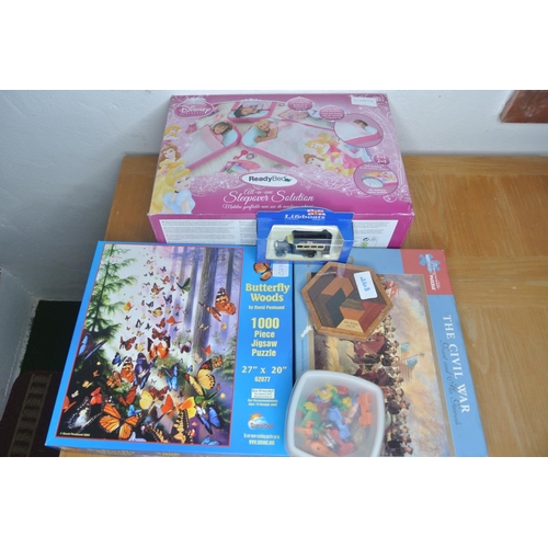 263 - A various lot of jigsaws, games etc