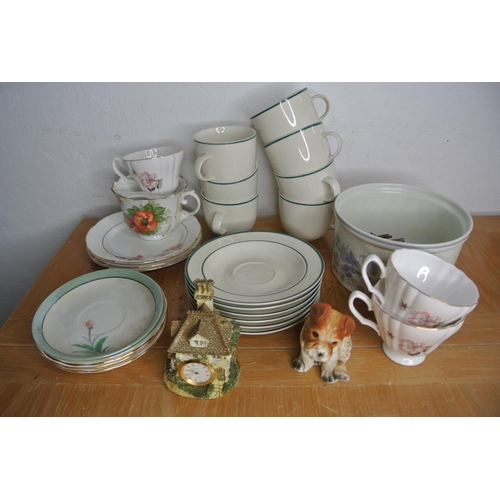 271 - A boxed lot of various china