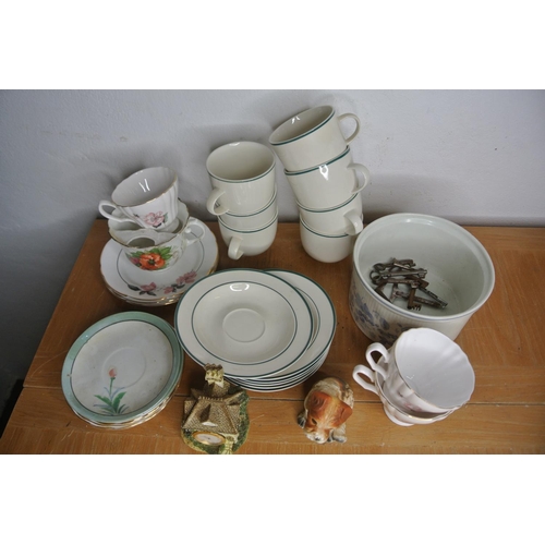 271 - A boxed lot of various china