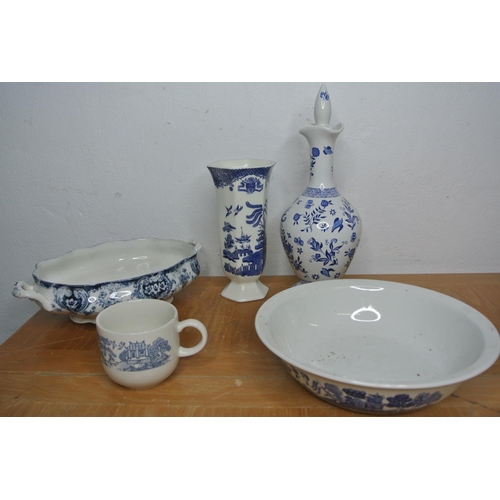 335 - A collection of blue and white pattern ceramics by makers such as CoalPort, Staffordshire and more