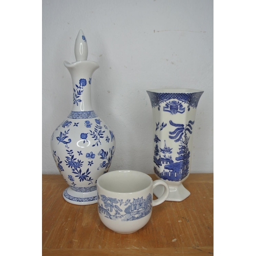 335 - A collection of blue and white pattern ceramics by makers such as CoalPort, Staffordshire and more