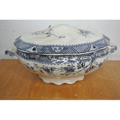 335 - A collection of blue and white pattern ceramics by makers such as CoalPort, Staffordshire and more