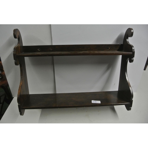 431 - A vintage mahogany wall hanging shelving unit / plate rack