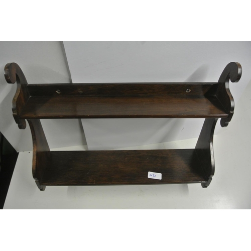 431 - A vintage mahogany wall hanging shelving unit / plate rack