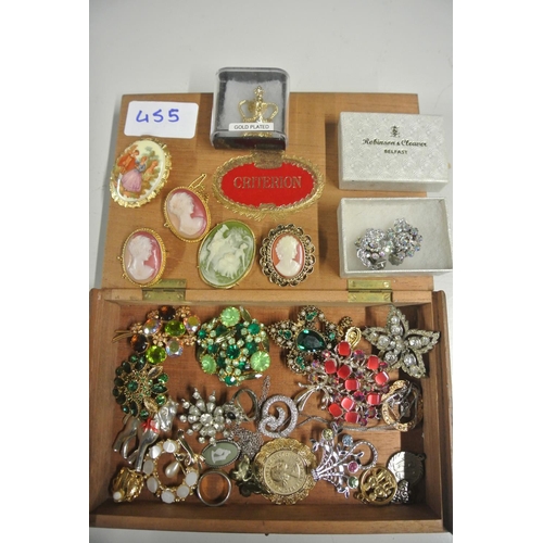 455 - A collection of costume jewellery held inside a vintage cigar box, to include cameos, rings and more