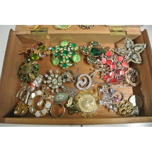 455 - A collection of costume jewellery held inside a vintage cigar box, to include cameos, rings and more