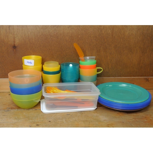 95 - An assortment of picnic ware