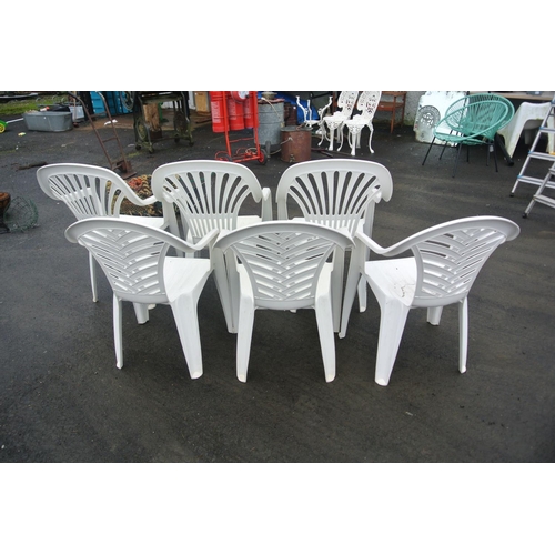 509 - A set of 6 plastic garden chairs.