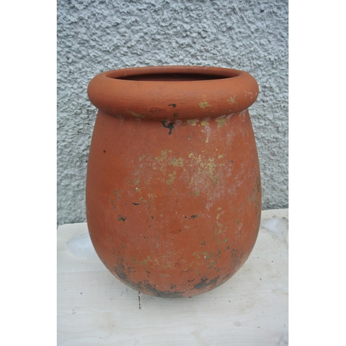 516 - A large terracotta plant pot.