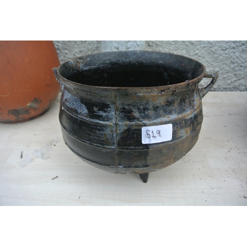 519 - A cast iron cooking pot.